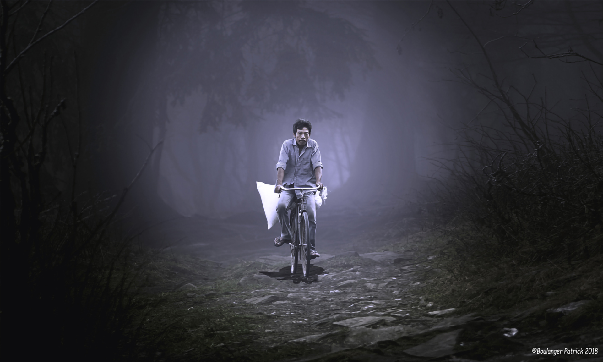 homme-en-vc3a9lo-foret