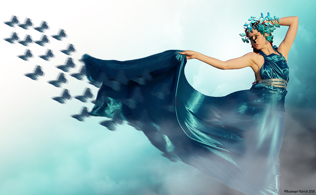 femme papillons bleue